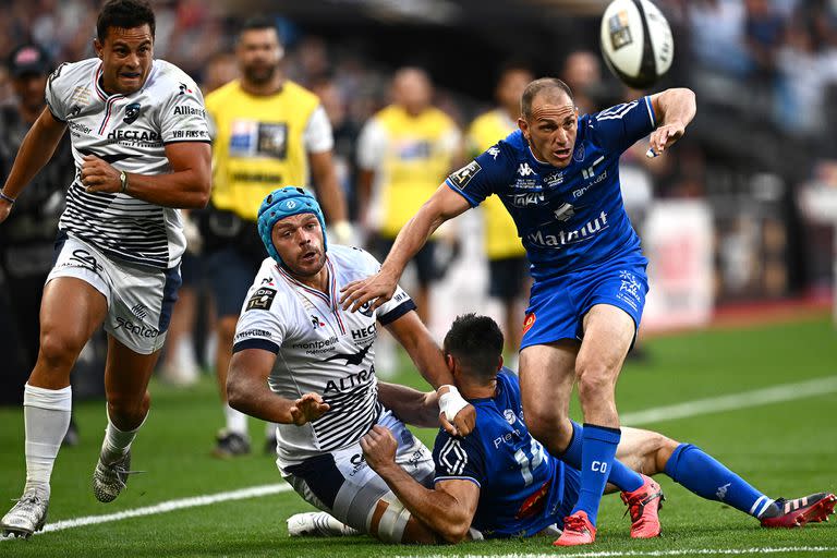 Benjamín Urdapilleta ve pasar una pelota suelta en un instantes de los apenas 13 minutos que jugó en la final del Top 14, que Montpellier le ganó a Toulouse por 29 a 10 en el Stade de France.