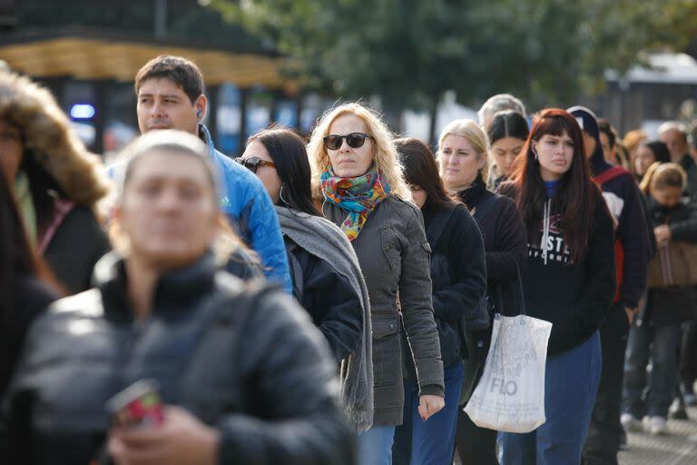 Malestar entre los pasajeros de colectivos que hoy sufren el impacto del cese de actividades