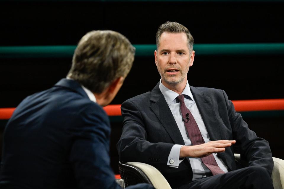 Sollten Atomkraftwerke doch noch länger laufen? FDP-Fraktionschef Christan Dürr (r.) diskutierte darüber mit Markus Lanz. (Bild: ZDF / Markus Hertrich)