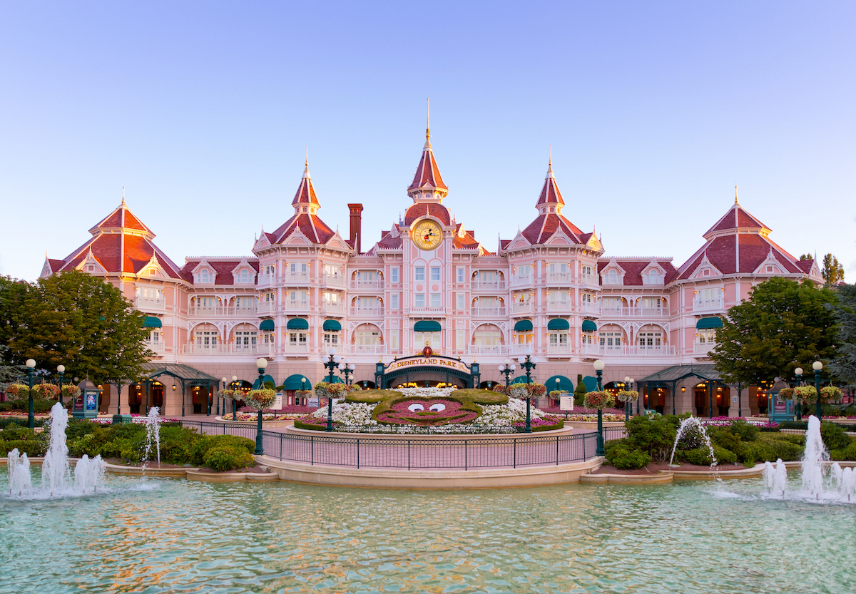 The hotel is an icon of the Paris theme park (Disneyland Paris )
