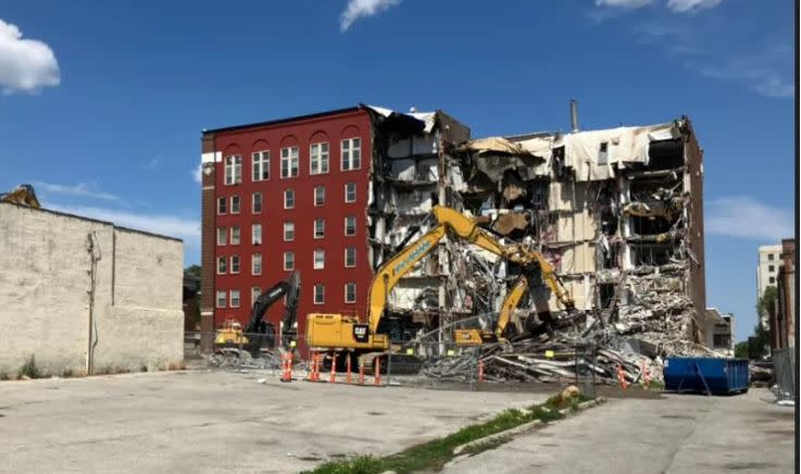 Crews dismantle partially collapsed apartment building in downtown Davenport (photo by Mike Colón)
