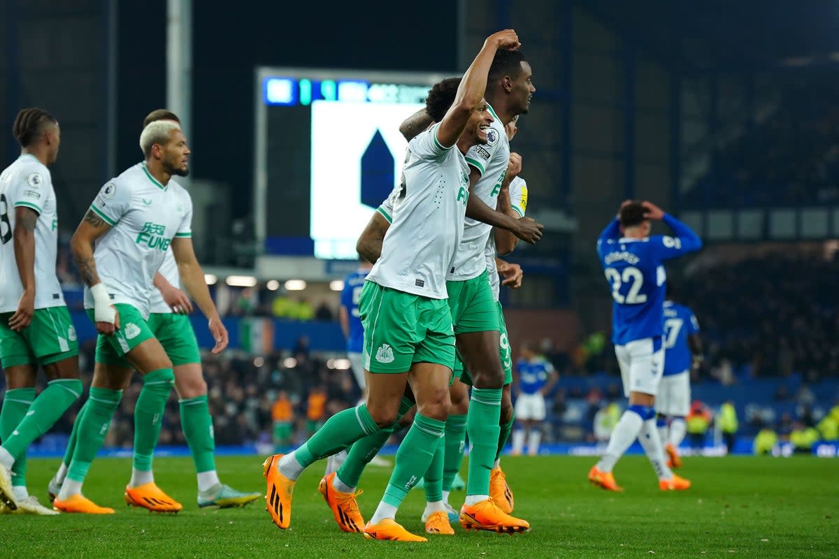 Newcastle’s Jacob Murphy congratulates Alexander Isak after his stunning assist at Everton (Peter Byrne/PA) (PA Wire)