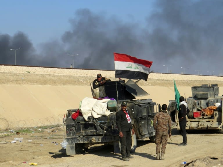 Iraqi pro-government forces take position in al-Aramil area, south of Ramadi on December 22, 2015