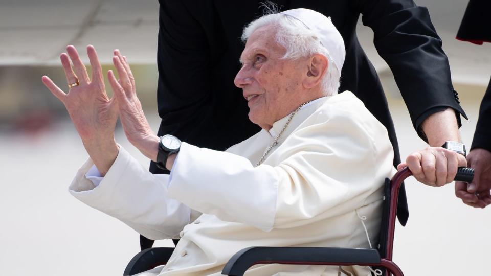 Was wusste der frühere Papst Benedikt? (Bild: dpa)