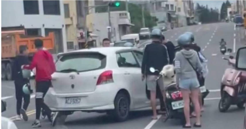 王男與6名友人到澎湖遊玩，怎料竟因行車糾紛當街毆打洪姓被害人。（圖／翻攝照片）