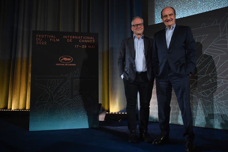 Thierry Frémaux (a la izquierda) y Pierre Lescure, máximas autoridades del festival de Cannes, durante la presentación de la competencia oficial de 2022 en abril pasado.   