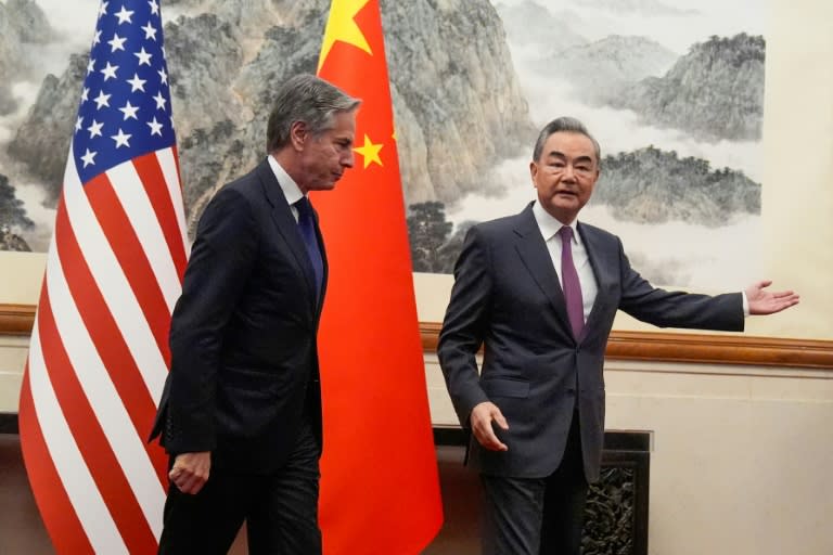 El secretario de Estado de Estados Unidos, Antony Blinken (I), sigue al ministro de Asuntos Exteriores de China, Wang Yi (D), durante una reunión en la Casa de Huéspedes del Estado Diaoyutai, en Pekín, el 26 de abril de 2024. (Mark Schiefelbein)