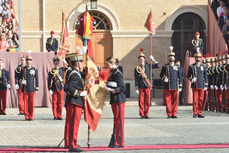 La princesa Leonor besa la bandera durante el acto de Jura de Bandera, en la Academia General Militar, a 7 de octubre de 2023, en Zaragoza, Aragón (España)