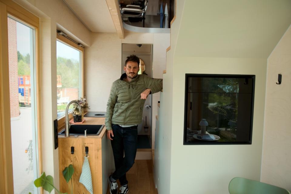 Michael Leitner in seinem selbstentworfenen Tiny House im Englischen Garten München.  - Copyright: Gründerszene