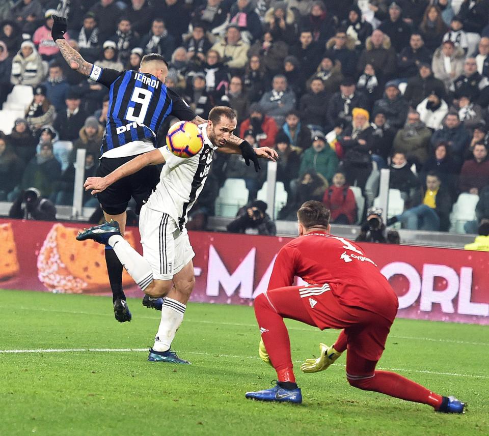 Inter's Mauro Icardi, left, and Juventus' Giorgio Chiellini vie for the ball during their Serie A soccer match at the Turin Allianz stadium, Italy, Friday, Dec. 7, 2018. (Andrea Di Marco/ANSA via AP)