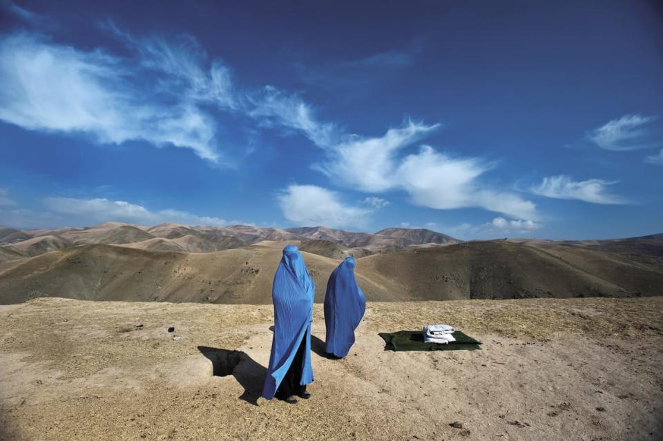 <div class="inline-image__caption"><p>Noor Nisa, 18 (right), in labor and stranded with her mother in Badakhshan Province, Afghanistan, November 2009.</p></div> <div class="inline-image__credit">Lynsey Addario</div>