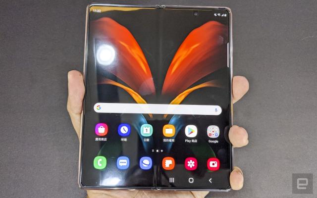 Samsung Galaxy Z Fold 2 動手玩：補足Fold 缺憾的折疊機完整型態