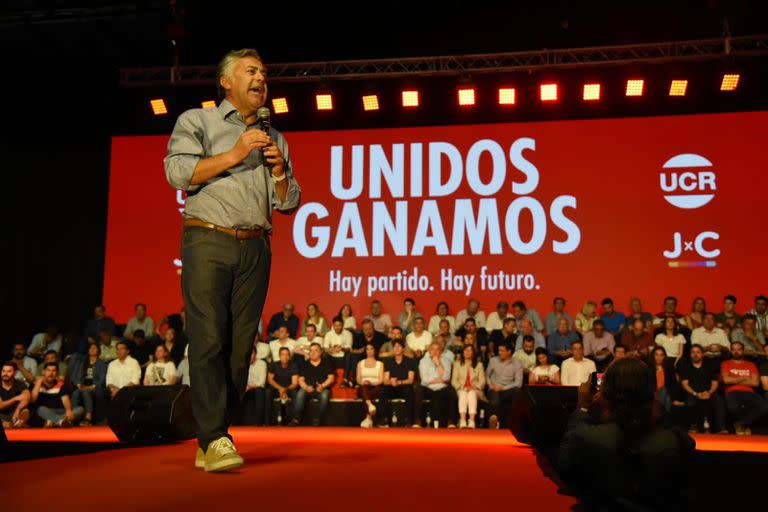 Alfredo Cornejo, durante su discurso en la cumbre radical