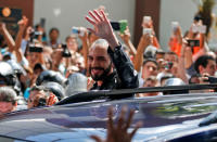 El candidato presidencial Nayib Bukele de la Gran Alianza para la Unidad Nacional (GANA) saluda tras votar en San Salvador. 3 de febrero de 2019. REUTERS/José Cabezas