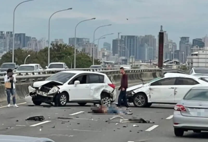 ▲台中烏日兩台白色轎車因為不明原因發生碰撞，其中一名29歲的蔡姓女子因受到強烈撞擊，慘遭拋飛車外。（圖／翻攝記者爆料網）