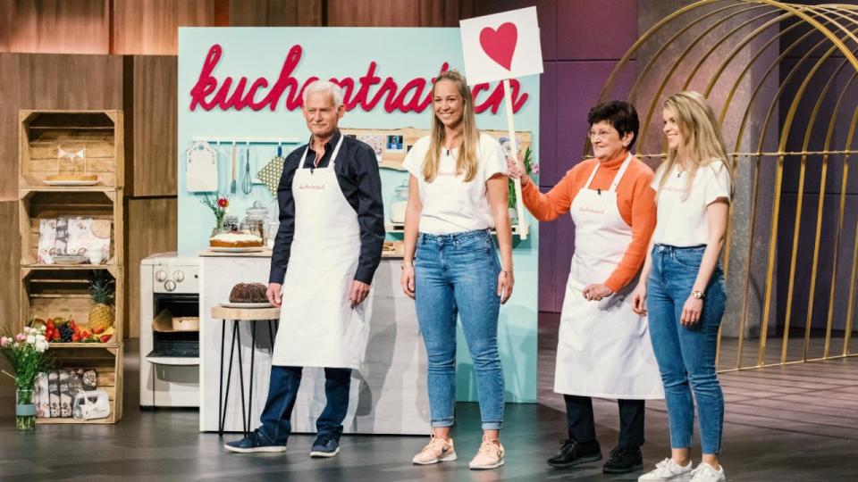 Katharina Meyer (2.v.l.) und Anna Bründermann (r.) von “Kuchentratsch”, zusammen mit Opa Norbert und Oma Anni. (Bild: MG RTL D / Bernd-Michael Maurer)