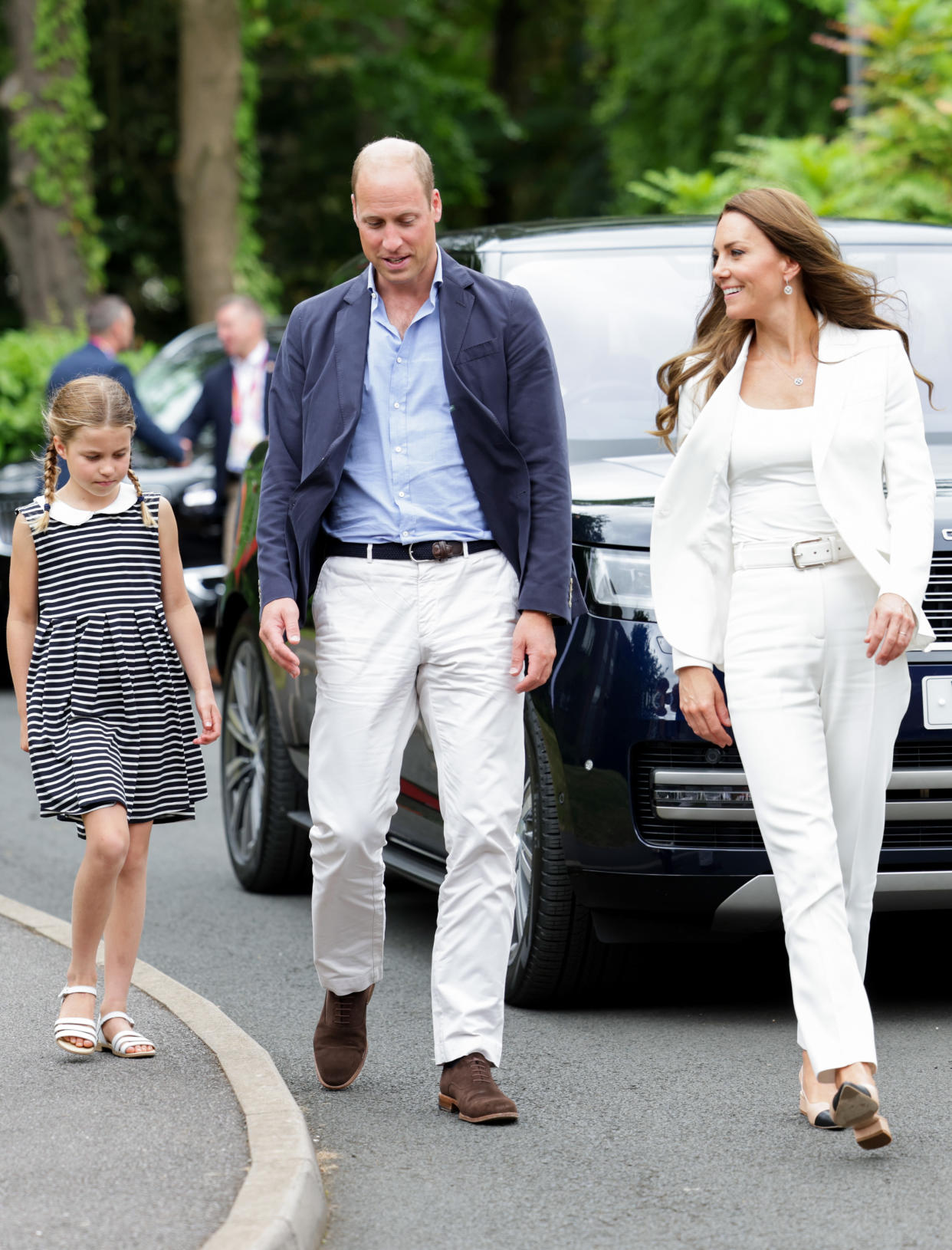 BIRMINGHAM, ENGLAND - AUGUST 02: Prince William, Duke of Cambridge, Princess Charlotte of Cambridge and Catherine, Duchess of Cambridge arrive at SportsAid House during the 2022 Commonwealth Games on August 02, 2022 in Birmingham, England. The Duchess became the Patron of SportsAid in 2013, Team England Futures programme is a partnership between SportsAid, Sport England and Commonwealth Games England which will see around 1,000 talented young athletes and aspiring support staff given the opportunity to attend the Games and take a first-hand look behind-the-scenes. (Photo by Chris Jackson - Pool/Getty Images)