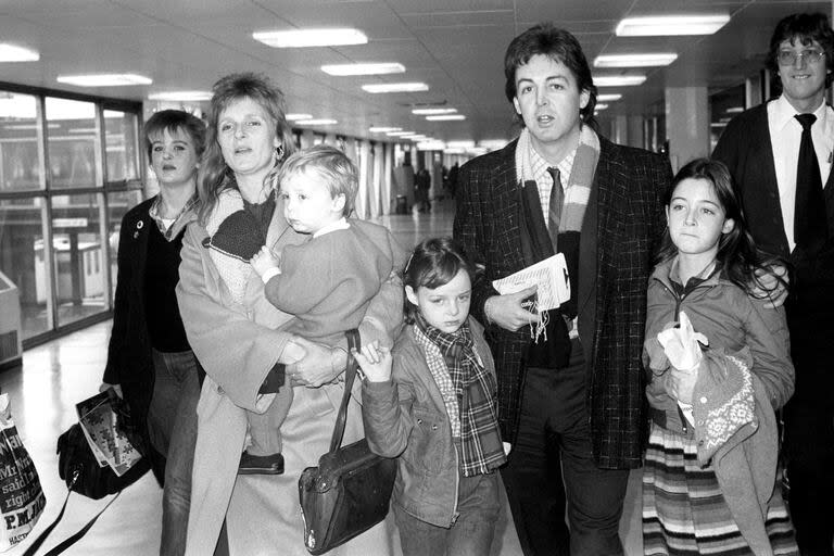 Paul, Linda, Heather, James, Stella y Mary Mc Cartney en el aeropuerto de Londres, en una postal de 1979