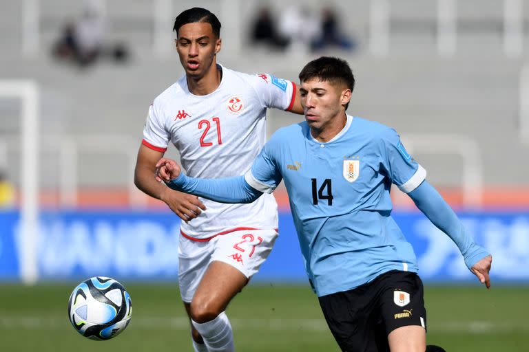 Uruguay derrotó a Túnez por 1 a 0 en una de las últimas jugadas del partido; ambos se clasificaron a octavos de final