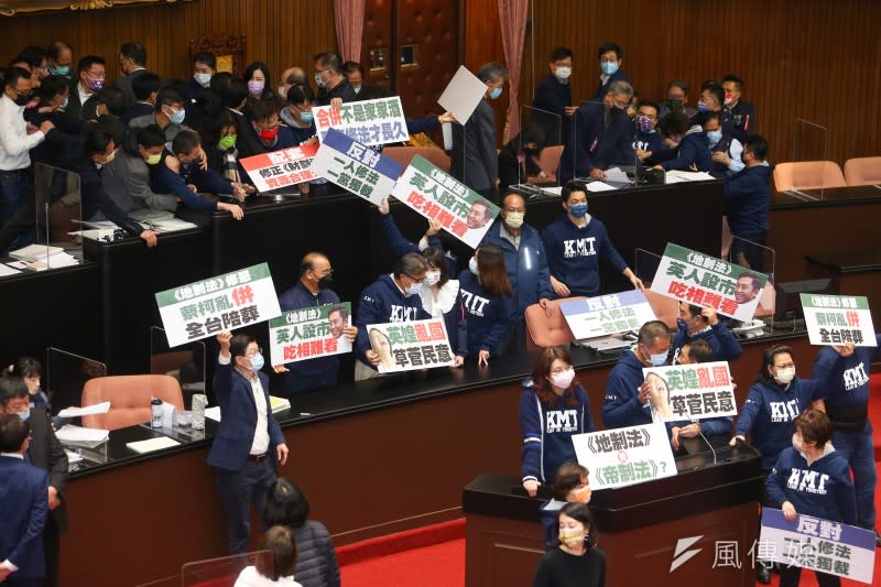 20211224-民進黨團24日擬將地制法修法草案逕付二讀，國民黨立委林為洲、林思銘、鄭正鈐等人搶佔主席台，進行議事杯葛。（顏麟宇攝）