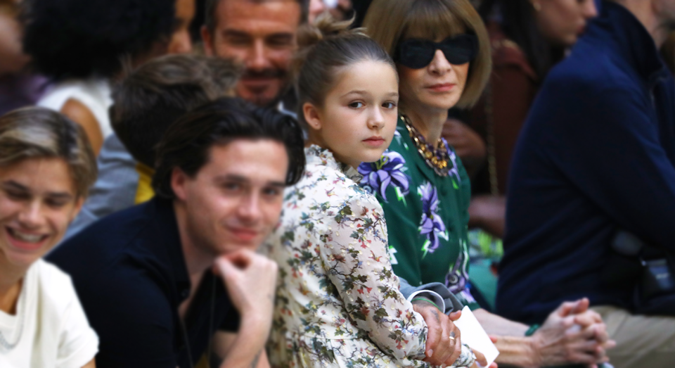 Harper Beckham stahl bei Victoria Beckhams Modenschau im Rahmen der London Fashion Week allen die Show. (Foto: Getty Images)