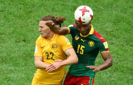 El futbolista camerunés Sebastien Sieni gana la disputa del balo contra el australiano Jackson Irvine, en San Petersburgo, Rusia. 22 de junio 2017. La selecciones de fútbol de Australia y Camerún empataron 1-1 el jueves en la Copa Confederaciones, lo que complica las esperanzas de ambos países de superar la fase de grupos del torneo de ocho equipos que se disputa en Rusia. REUTERS/Kai Pfaffenbach