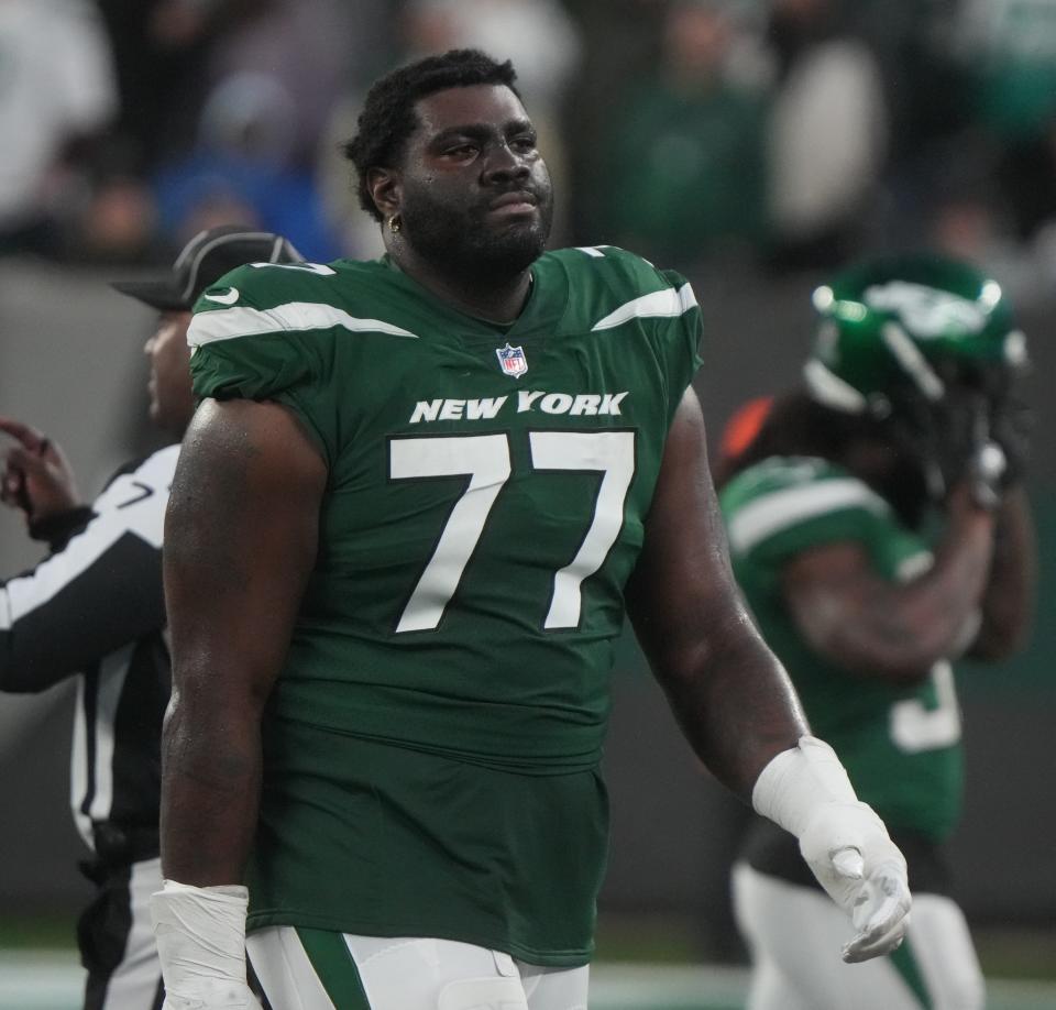 Mekhi Becton of the Jets coming off the field in the second half during a Dec. 3, 2023 game against the Atlanta Falcons. The Eagles signed Becton to a free agent contract.