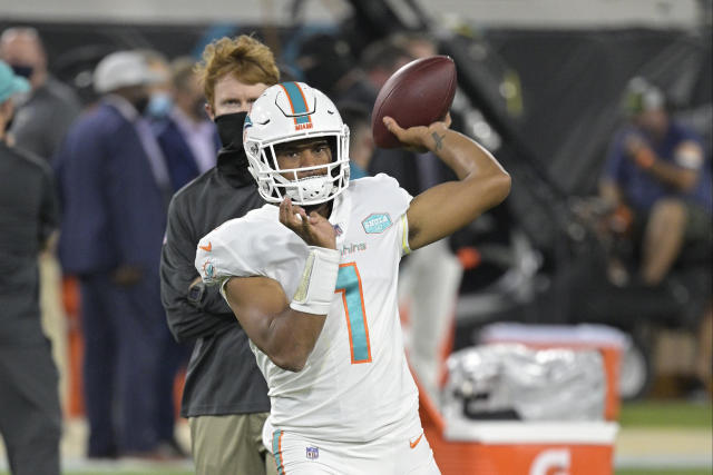 Alabama quarterback Tua Tagovailoa warms up before the NCAA