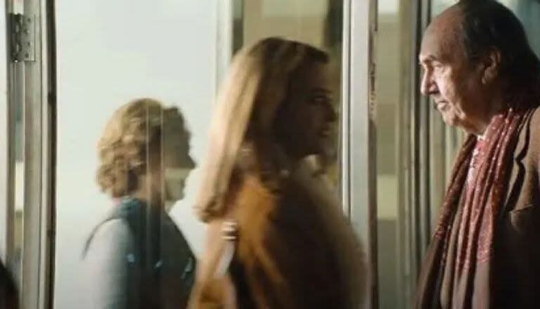 Nando Parrado se animó a aparecer en una escena en el aeropuerto, en donde se cruza con las actrices que interpretaron a su madre y a su hermana