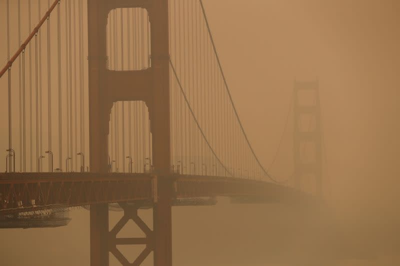 FILE PHOTO: Smoke from California wildfires fill skies in San Francisco