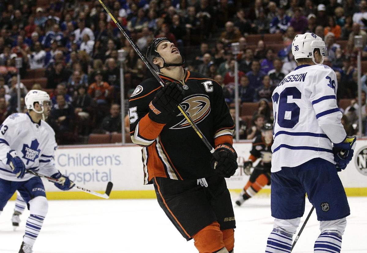 Ducks dominate at Dodger Stadium, shut out Kings in NHL outdoor