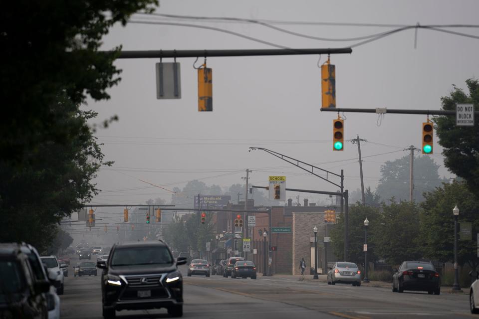 28 de junio de 2023; Colón, Ohio, Estados Unidos; Haze hace que sea difícil ver más allá de unas cuantas cuadras por High Street en Clintonville. Se emitió una alerta de calidad del aire para gran parte del centro de Ohio a medida que el humo de los incendios forestales en Canadá continúa moviéndose hacia partes de los Estados Unidos.