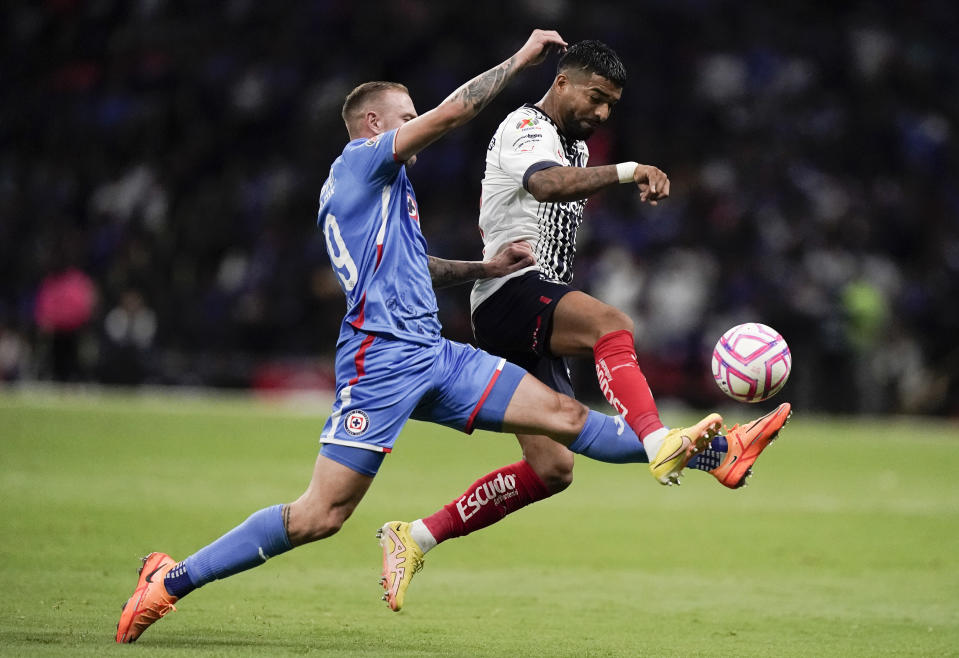 Maximiliano Meza, del Monterrey, se adelanta en busca de un balón, frente a Caros Rotondi, del Cruz Azul, en la ida de los cuartos de final de la Liga MX, el miércoles 12 de octubre de 2022 (AP Foto/Eduardo Verdugo)