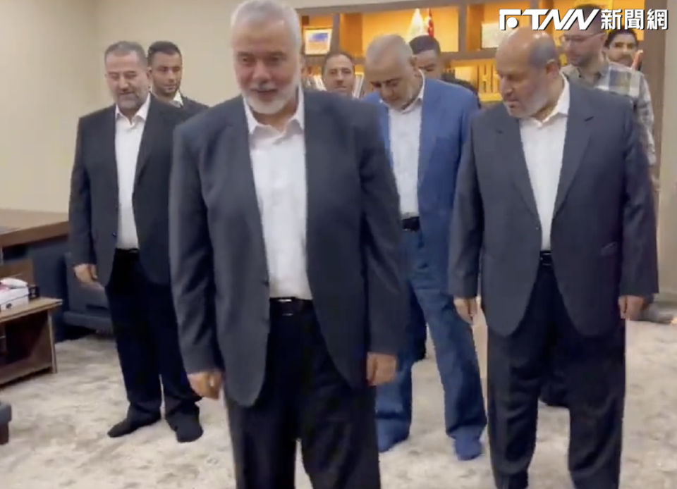 網路流傳，哈瑪斯領袖哈尼亞（Ismail Haniyeh）（前一）在卡達的辦公室看到突襲以色列的新聞時，率官員跪地感謝真主。（圖／翻攝自YouTube）