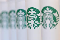 Starbucks réplique à la politique de Donald Trump et promet d'embaucher 10 000 réfugiés