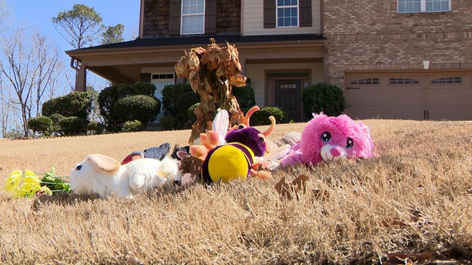 <div>A makeshift memorial has been set up outside the home on Vine Springs Trace in Gwinnett County, where Sayra Barros, 8, allegedly suffered a fatal beating on Jan. 30. (FOX 5)</div>