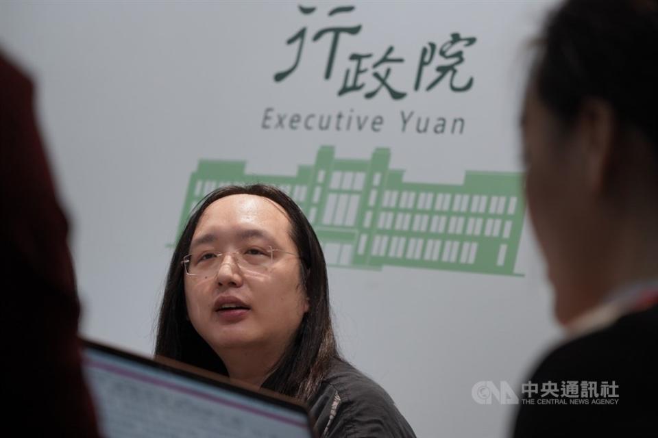 口罩實名制3.0上路，行政院政務委員唐鳳今天表示，未來主要兩個改進，分別是在下一輪開始把預購起始日調整到周一開始算，方便民眾記憶，並且在領的時候就可直接續訂，目前還在跟超商確認。(中央社資料照)