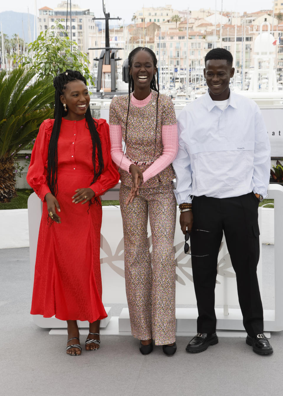 Khady Mane, de izquierda a derecha, la directora Ramata-Toulaye Sy y Mamadou Diallo posan en la sesión de la película 'Banel e Adama' en la 76a edición del festival internacional de cine de Cannes, en el sur de Francia, el domingo 21 de mayo de 2023. (Photo by Joel C Ryan/Invision/AP)