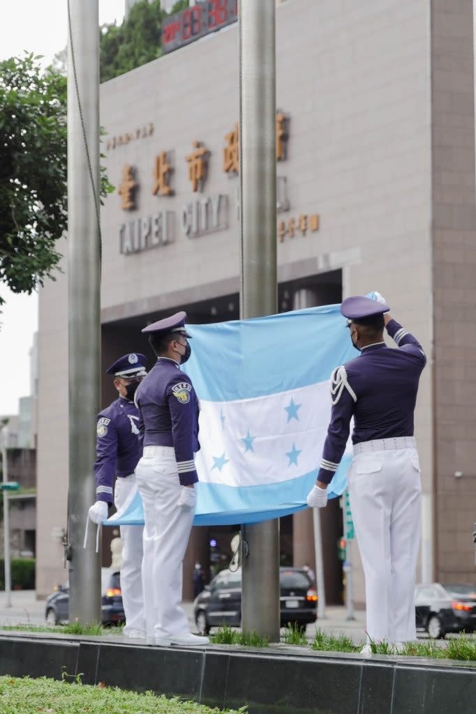 宏都拉斯在台北市民廣場舉辦獨立紀念日升旗儀式。（北市府提供）