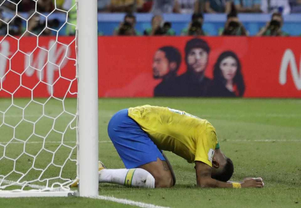 ARCHIVO - El delantero brasileño Neymar tras malograr una ocasión de gol ante Bélgica en los cuartos de final del Mundial de 2018, en Kazán, Rusia. (AP Foto/Andre Penner)