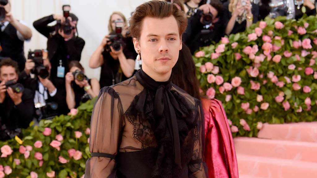 Harry Styles desafió los estereotipos de género, al estilo de Juan Gabriel. Foto: POPSUGAR Beauty UK