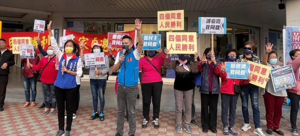 國民黨主席朱立倫車隊十六日在南台灣掃街，立委陳以信與台南市議員在街頭宣講呼應。（國民黨台南市黨部提供）