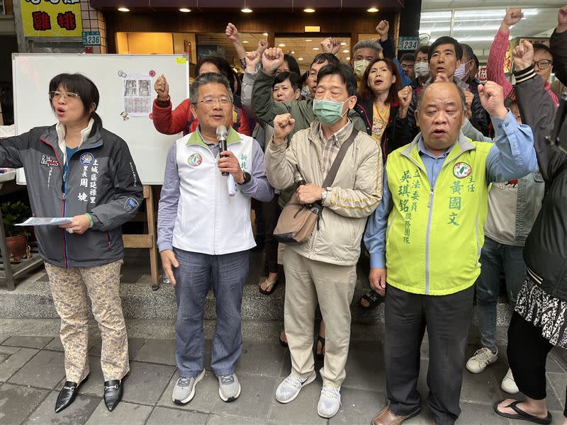 土城「台北一家親」社區主委薛先生（前排右二）嚴重懷疑建商偷工減料。（圖／翻攝畫面）