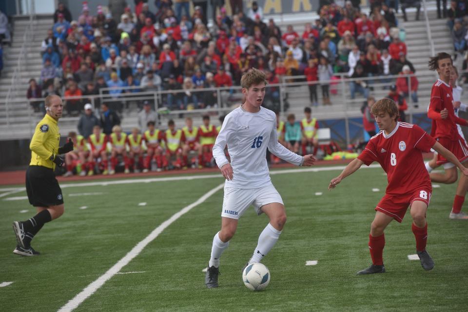 Rapid City Stevens' Zack Williams readies to pass in the Class AA boys state soccer championship game at Tea Area high school on Saturday, Oct. 15, 2022.