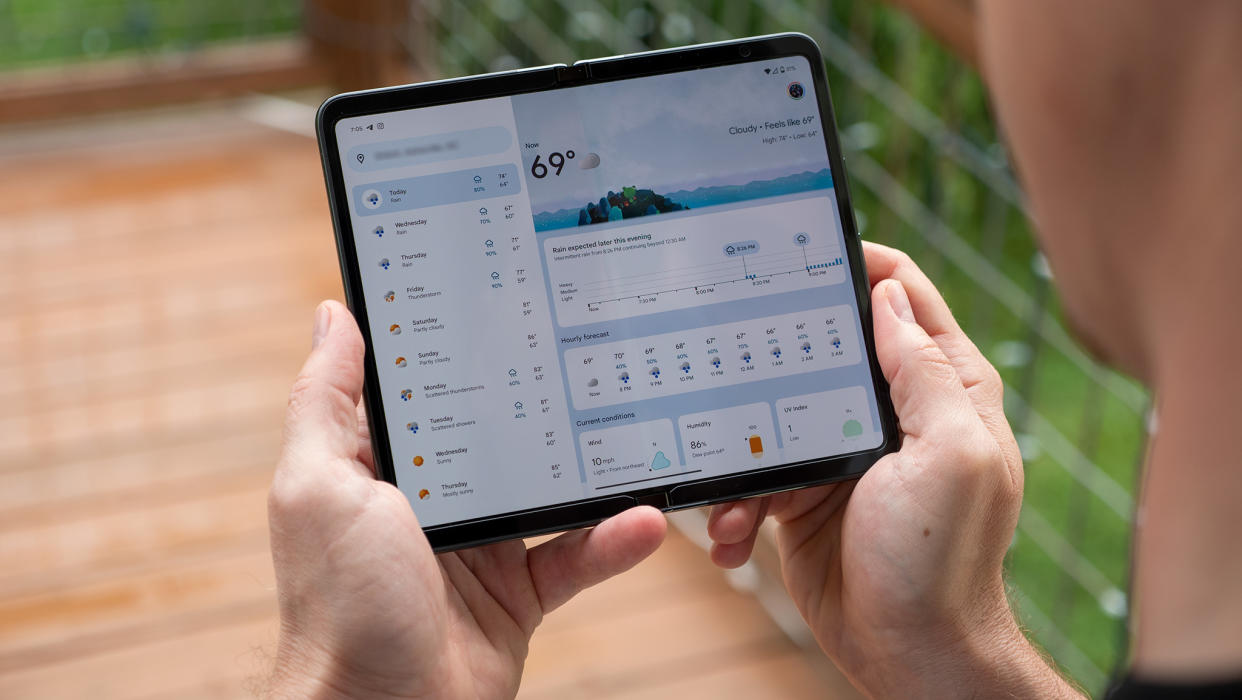  The new Google Weather folding/tablet UI on the Google Pixel Fold . 