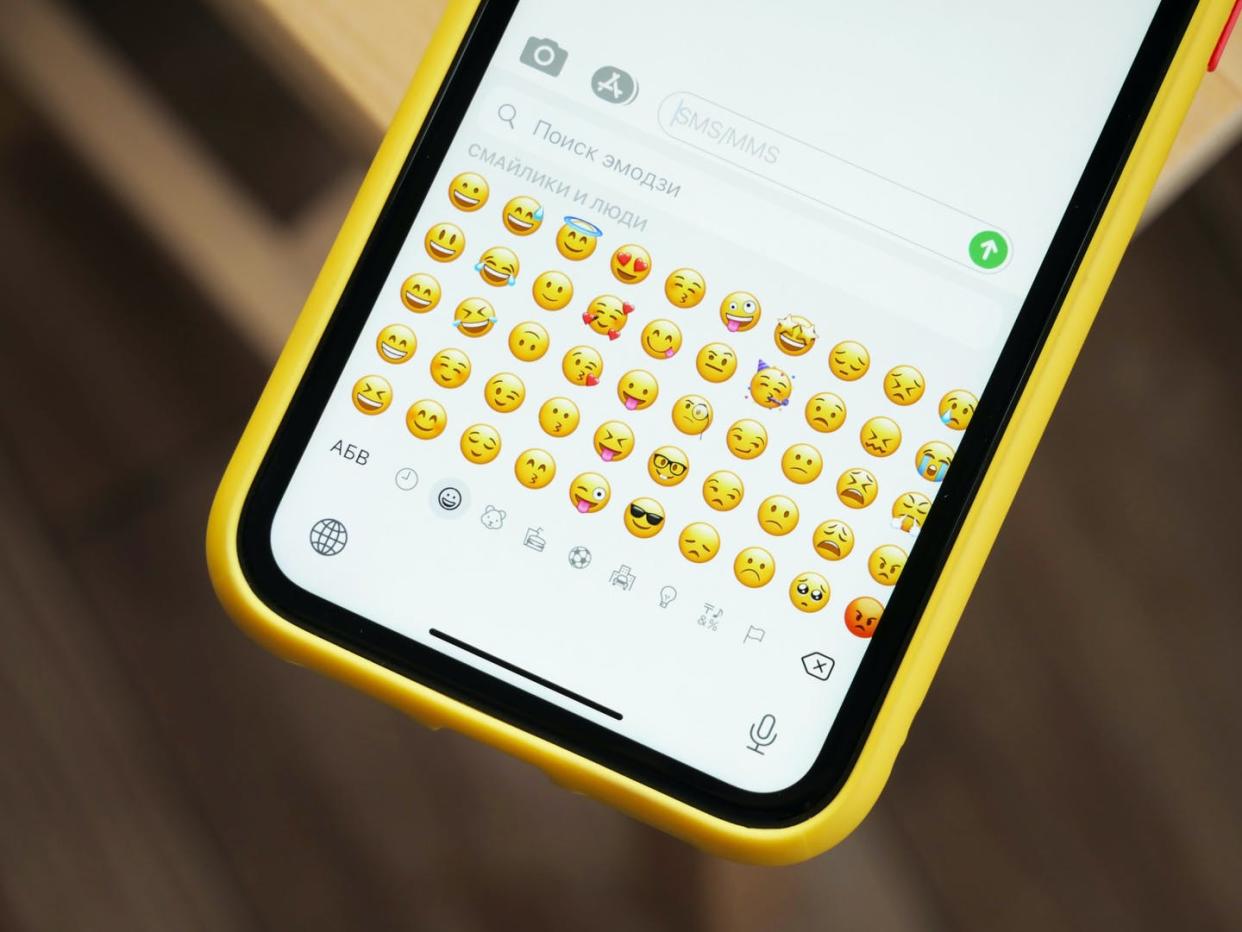 <span class="caption">Los 'emojis' ayudan a que el lector del mensaje entienda el sentimiento con el que se escribió.</span> <span class="attribution"><a class="link " href="https://unsplash.com/es/fotos/qIKSsOMIhpM" rel="nofollow noopener" target="_blank" data-ylk="slk:Denis Cherkashin / Unsplash;elm:context_link;itc:0;sec:content-canvas">Denis Cherkashin / Unsplash</a></span>