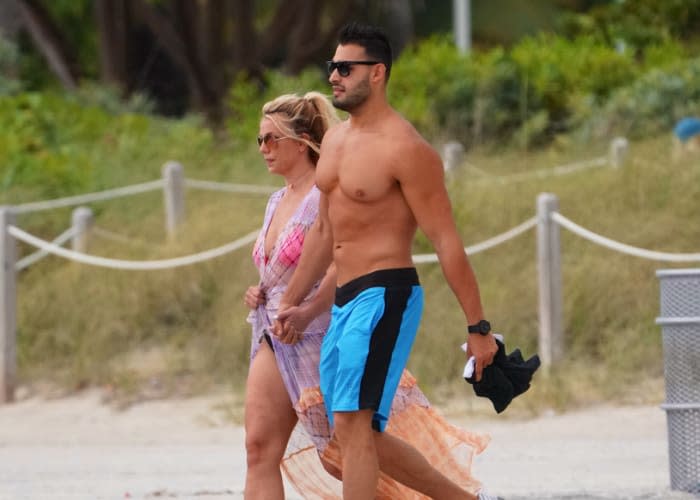 Britney y Sam en la playa