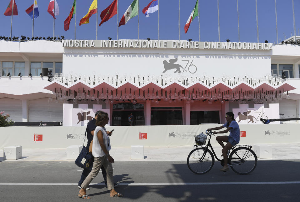 En esta foto del 27 de agosto de 2019, la fachada del cine Sala Grande durante la 76ta edición del Festival Internacional de Cine de Venecia, en Venecia, Italia. El martes 28 de julio del 2020, los organizadores anunciaron el programa de este año para el festival, el primer evento en su tipo desde que la pandemia del coronavirus llevó a cierres alrededor del mundo. (Foto por Arthur Mola/Invision/AP, Archivo)