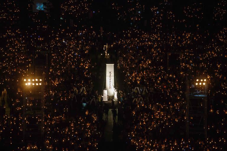  La gente sostiene velas durante una vigilia en Hong Kong el 4 de junio de 2018, para conmemorar el 29 aniversario de la represión de Tiananmen de 1989 en Pekín. 