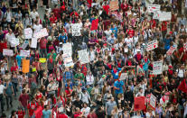 Plusieurs milliers d'étudiants de partout au Québec opposés à la hausse des droits de scolarité ont déambulé dans les rues du centre-ville de Montréal. (Paul Chiasson/ La Presse Canadienne)